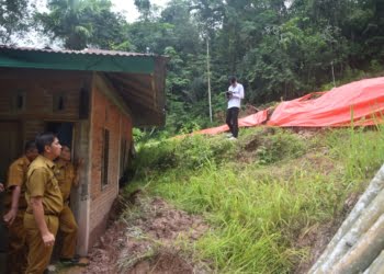 Nyaris Dihantam Longsor, Rumah Muslim di Desa Batu Tanjung Dipasang Tembok Penahan