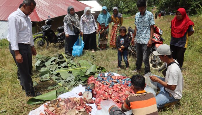 Peringati Maulid Nabi, PLN UP3 Bukittinggi Berbagi Paket Daging di Nagari Pasie Laweh Agam