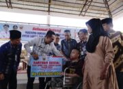 Serahkan Bansos, Bupati Tanah Datar Ajak Lansia dan Penyandang Disabilitas terus Semangat