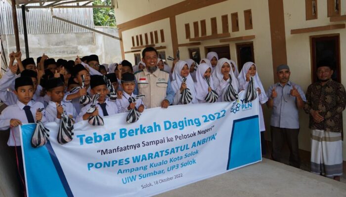 Terima 100 Paket Daging dari YBM PLN, Santri Dhuafa Ponpes Waratsatul Anbiya Solok: Alhamdulillah…! Terima Kasih PLN