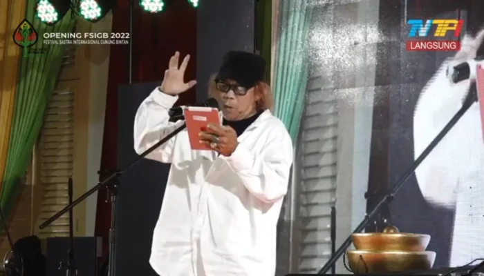 Kumpulan Puisi Isbedy Stiawan ZS, Penulis Buku “Kini Aku Sudah Jadi Batu”