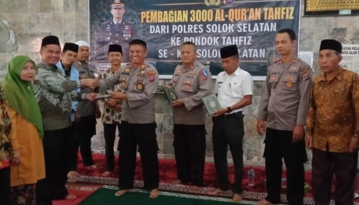 Polres Solok Selatan Bagikan 3.000 Al-Qur’an Tahfiz