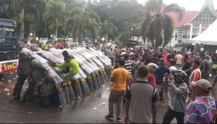 Tolak Kenaikan BBM, Ratusan Massa “Geruduk” Kantor Bupati Lima Puluh Kota