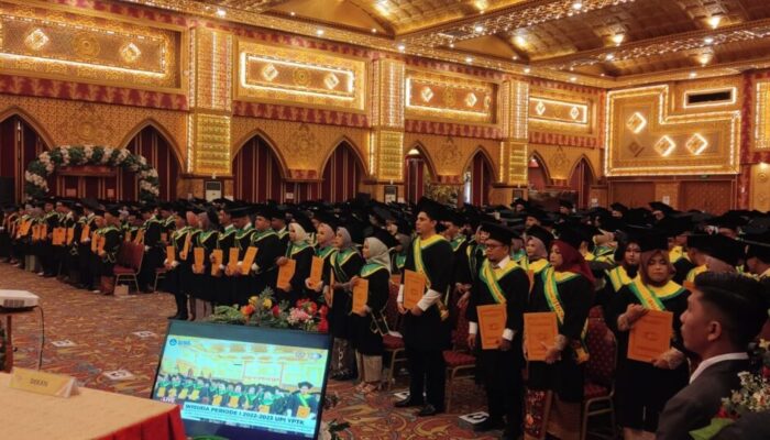 Periode I Tahun Ajaran 2022/2023, 1.573 Mahasiswa UPI YPTK Padang Diwisuda