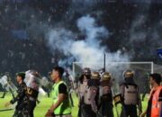 10 Anggota Polisi Dicopot Buntut Penembakan Gas Air Mata di Tragedi Maut Kanjuruhan Malang