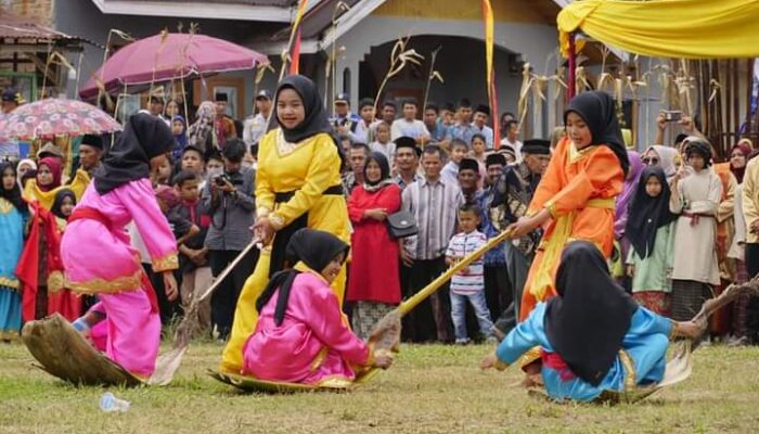 Tak Tertahan, Air Mata Bupati Tanah Bercucuran saat Festival Tenun Tanjuang Bonai Lintau Buo
