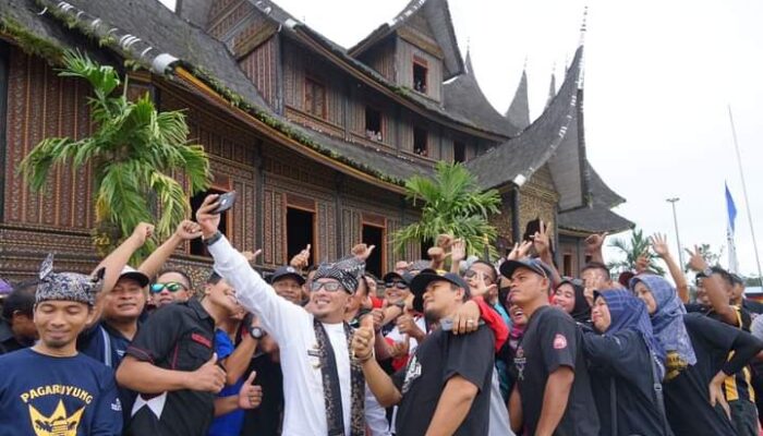 Meriahkan FPM 2022, Automotive Community Sumbar Riau Jambi Berkumpul di Istano Basa Pagaruyung