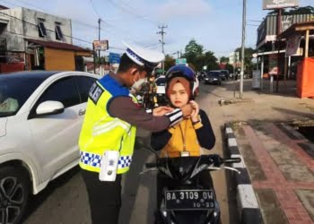 Pengendara Kerap Tidak Klik Helm, Satlantas Polres Sijunjung Optimalkan Tertib Lalin