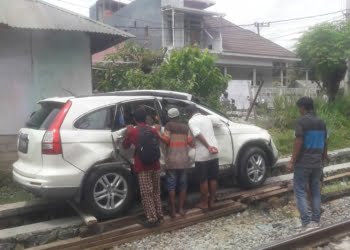 Mobil CRV Ditabrak Kereta Api Pengangkut Semen di Jalan Jambak Indah