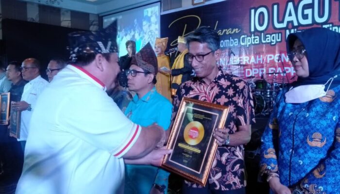 Peduli Kemajuan Musik Daerah, Harian Haluan Terima Anugerah DPP PAPPRI