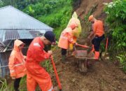 Satgas BPBD Agam Bersihkan Material Longsor di Jorong Pahambatan