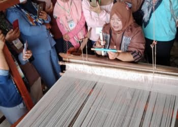 Indra Yeni, Merdekakan Kaum Perempuan Lewat Tenun Unggan Lansek Manih Sijunjung