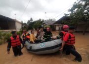 Damkar Padang Evakuasi Warga Terjebak Banjir