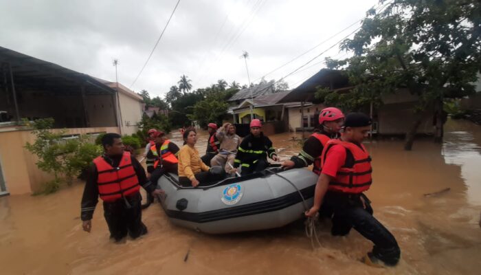 Damkar Padang Evakuasi Warga Terjebak Banjir