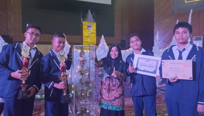 Tiga Kali Berturut, MTsN 6 Padang Kembali Juara Umum Pekan Seni Bermatematika Unand 2022