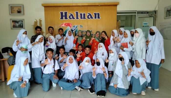 Menambah Wawasan Industri Media Massa dan Literasi, Siswa dan Guru SMAN 9 Sijunjung Kunjungi Harian Haluan