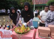 HGN MTsN 3 Padang, Guru Tukar Kado