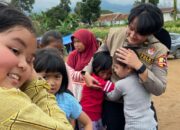 Polri Kembalikan Senyum Anak-Anak dan Ibu-Ibu Korban Gempa Cianjur