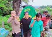 Bhabinkamtibmas Polsek Banawa Sambang Duka Warganya, Sekaligus Mengantar Jenazah ke Makam