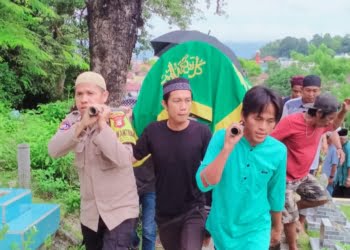 Bhabinkamtibmas Polsek Banawa Sambang Duka Warganya, Sekaligus Mengantar Jenazah ke Makam