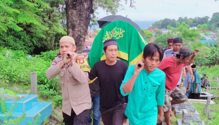 Bhabinkamtibmas Polsek Banawa Sambang Duka Warganya, Sekaligus Mengantar Jenazah ke Makam