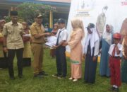 Realisasi Program Unggulan, Pemkab Solok Selatan Bagikan Seragam Sekolah Gratis