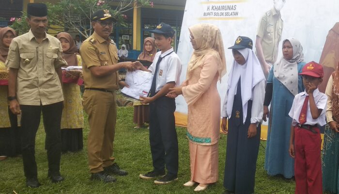 Realisasi Program Unggulan, Pemkab Solok Selatan Bagikan Seragam Sekolah Gratis
