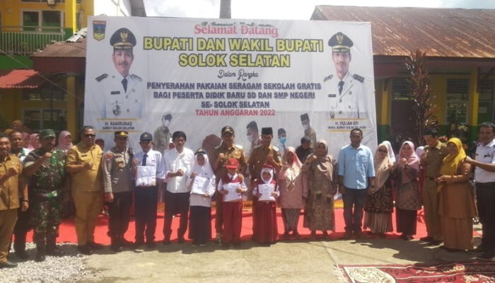 Pemkab Solok Selatan Kembali Serahkan Seragam Sekolah Gratis