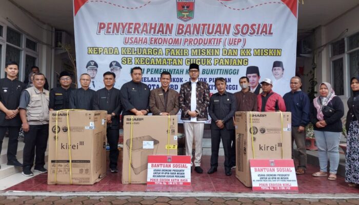 Dua Anggota DPRD Bukittinggi Serahkan Bansos Usaha Ekonomi Produktif