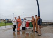 Kepedulian Terhadap Kebersihan Pantai Padang, PT Semen Padang Salurkan Bantuan Bak Sampah