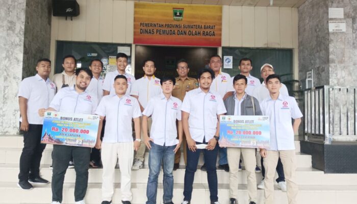 Dispora Cairkan Bonus Prestasi Kontingen Kriket Sumbar Peraih Medali Perunggu