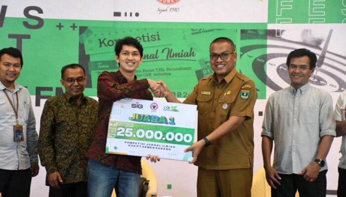 Lima Bulan Riset, Jovan Mahasiswa Fisip Unand Menjuarai Kompetisi Jurnal Karya Ilmiah Semen Padang