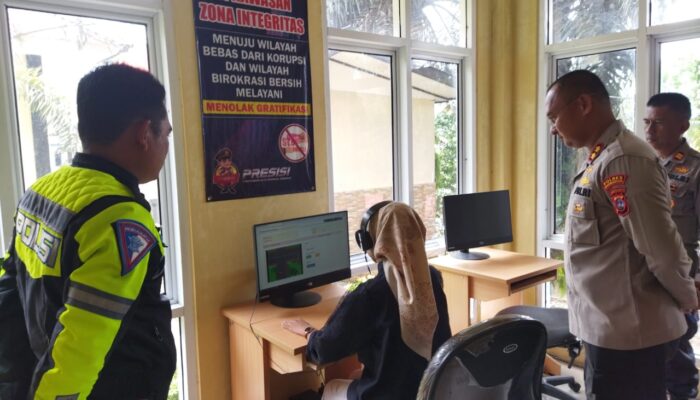 Kapolres Dharmasraya AKBP Nurhadiansyah Sidak Pelayanan SIM