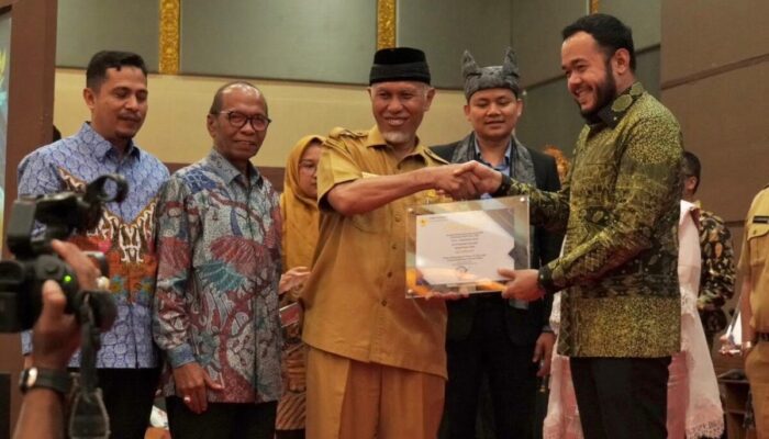 Padang Panjang Kota Informatif, Wako Fadly Amran Raih BUKA Award