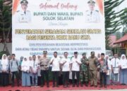 Jelang Kembali Masuk Sekolah, Pemkab Solok Selatan Bagikan Seragam Gratis