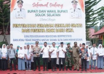 Jelang Kembali Masuk Sekolah, Pemkab Solok Selatan Bagikan Seragam Gratis