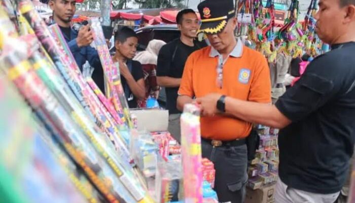 Antisipasi Gangguan Trantibum saat Tahun Baru, Satpol PP Padang Sita 399 Petasan Berbagai Jenis