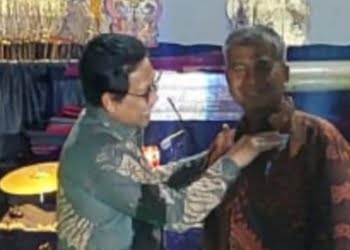 Kadis PMD Sumbar, Amasrul Terima Penghargaan Lencana Satya Abdi Inovasi Desa dari Kemendes-PDTT RI