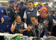 Meski Hujan, Masyarakat Sumbar Berdesakan Sambut Kedatangan Anies Baswedan di Padang Panjang