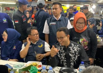 Meski Hujan, Masyarakat Sumbar Berdesakan Sambut Kedatangan Anies Baswedan di Padang Panjang