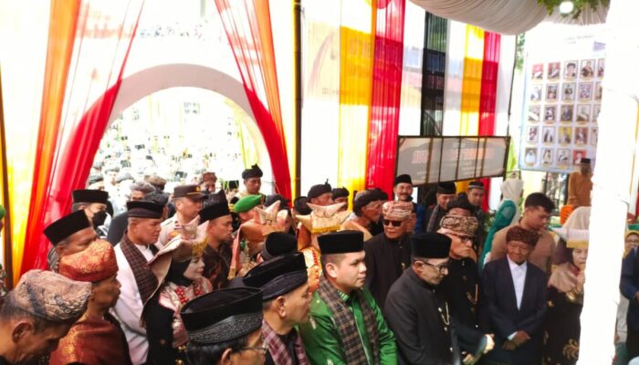 Prosesi Anugerah Gelar Panghulu di Nagari Tanjung Bonai Berlangsung Meriah