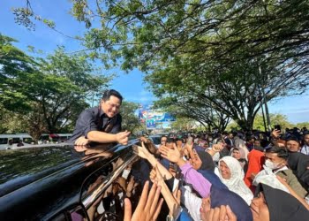 Ribuan Orang Sambut Erick Thohir di Bandara Internasional Minangkabau