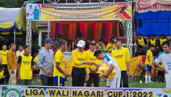 Bupati Lima Puluh Kota Hadiri Penutupan Turnamen Sepakbola Wali Nagari Cup 1 Nagari Sialang 2022