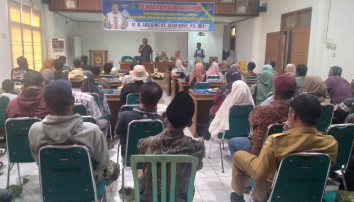 Anggota Dewan Sumbar Arkadius Serahkan Bantuan Bibit Tanaman dan Alsintan di Baperlitbang Tanah Datar