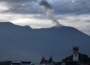 Gunung Marapi Tanah Datar Erupsi, Bupati Eka Putra Imbau Warga Lakukan Ronda