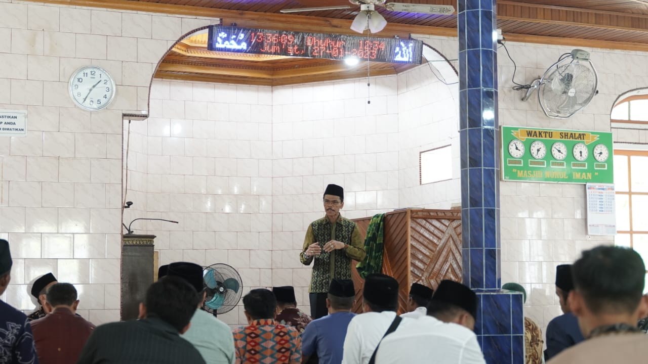 Bupati Lima Puluh Kota, Safaruddin Dt. Bandaro Rajo saat menjalankan program Bajumpo, Jumat (27/1). IST