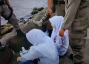 Ampun Mande! Cantik-cantik, Siswi Ini Asyik “Ngerokok” saat Jam Sekolah di Pantai Padang