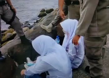 Ampun Mande! Cantik-cantik, Siswi Ini Asyik “Ngerokok” saat Jam Sekolah di Pantai Padang