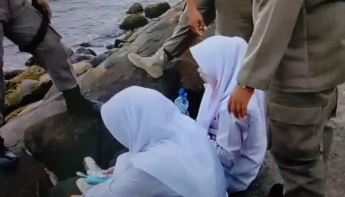 Ampun Mande! Cantik-cantik, Siswi Ini Asyik “Ngerokok” saat Jam Sekolah di Pantai Padang
