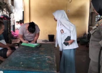 Pol PP Padang Pulangkan Dua Siswi Bolos yang Kedapatan Sedang Merokok ke Rumah Orang Tuanya